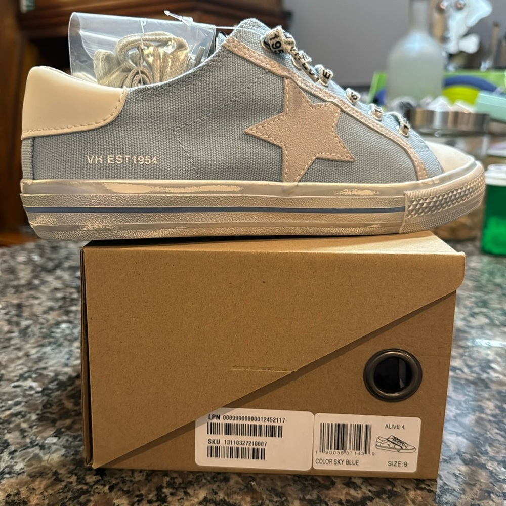 NIB Women’s size 9 Vintage Havana sky blue Alive 4 sneakers
